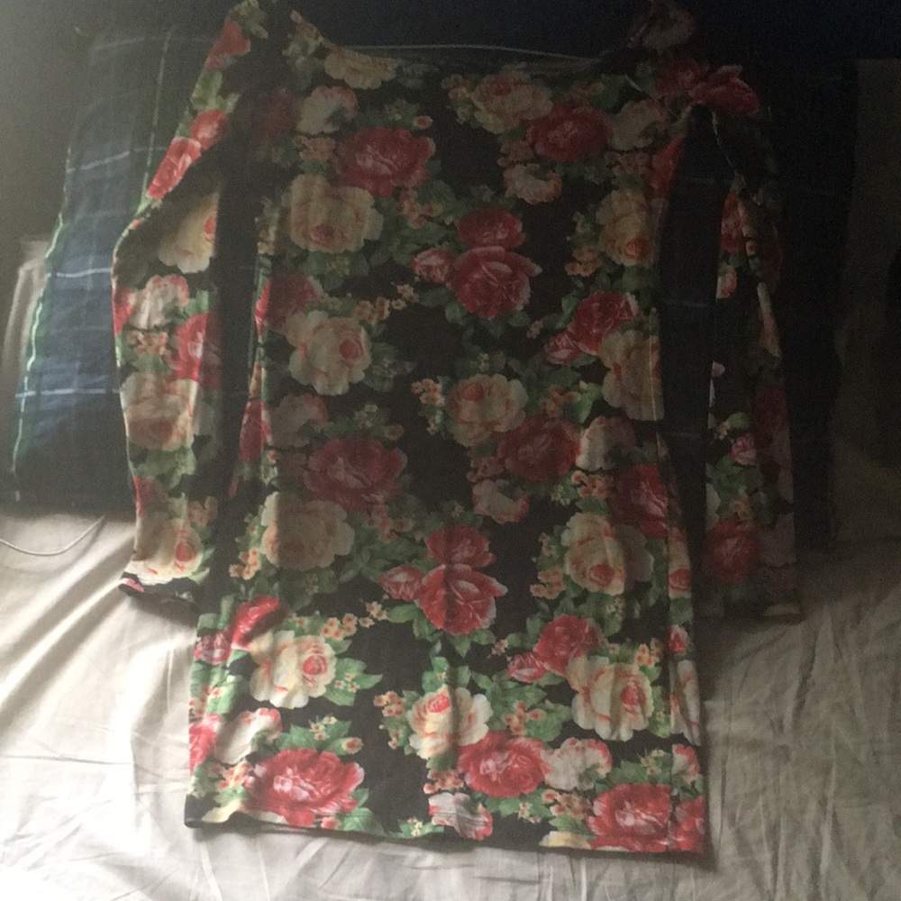 💞💞2/$20 3/$25💞💞
Black floral body dress